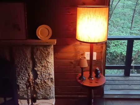 リビング：大谷石炉壁とランプ