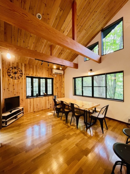 天井が高い広々としたダイニング