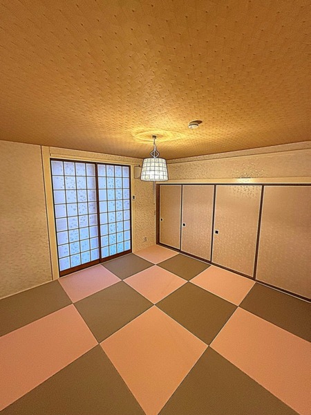 ?をイメージしたモダンな和室。